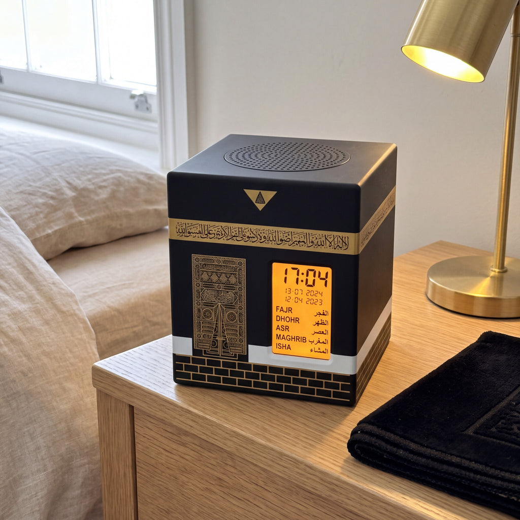 Horloge Adhan Kaaba sur une table de nuit