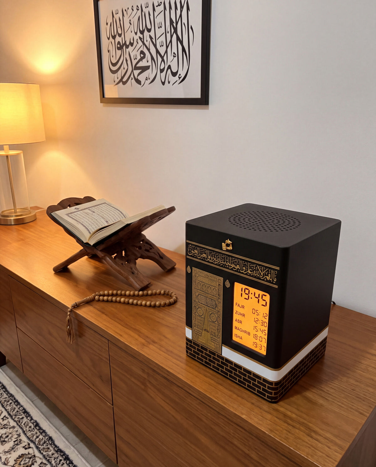 Horloge Adhan Kaaba sur une commode à côté du Coran